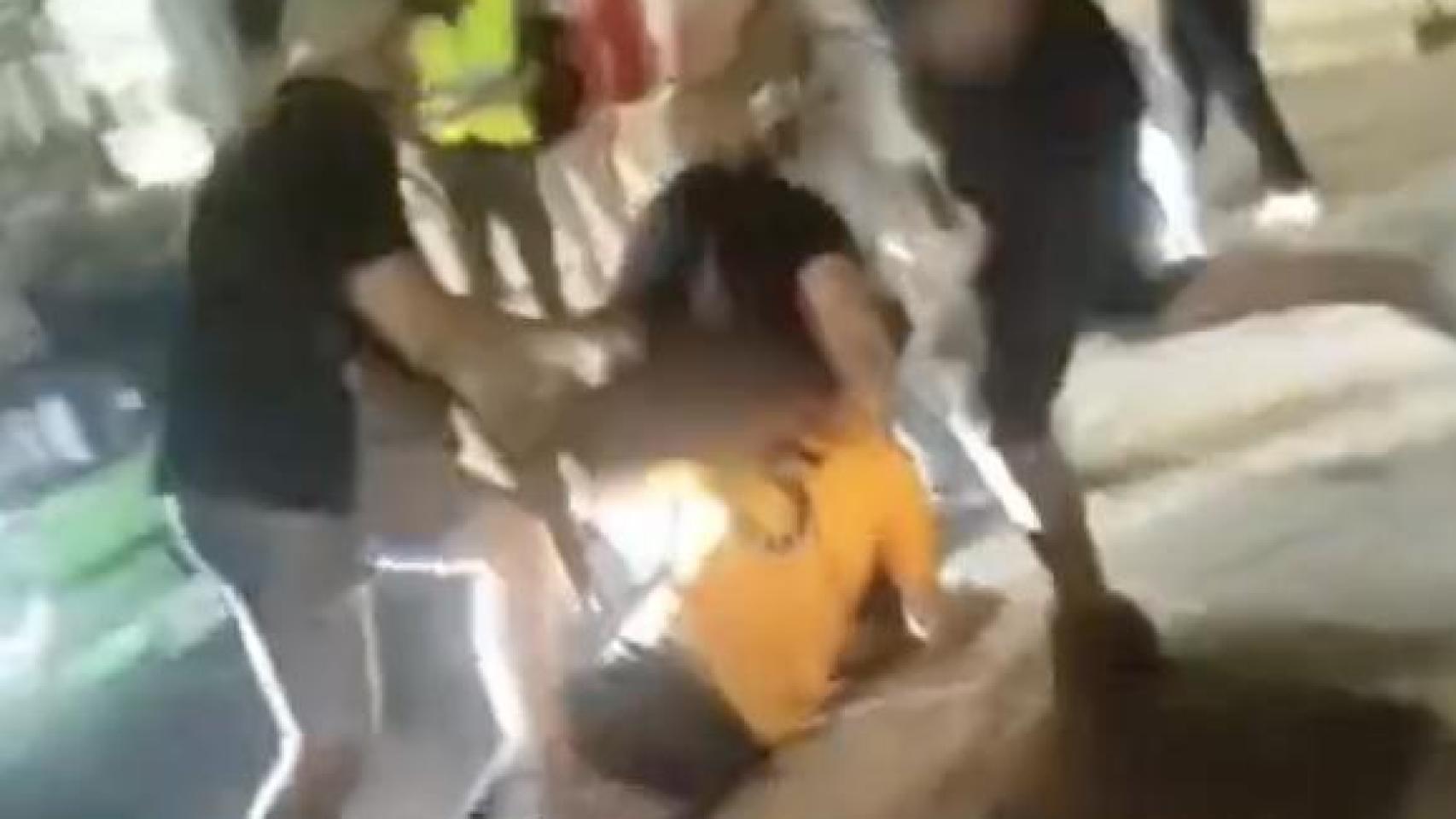 El momento en el que un joven recibe una paliza en las fiestas de Moralzarzal