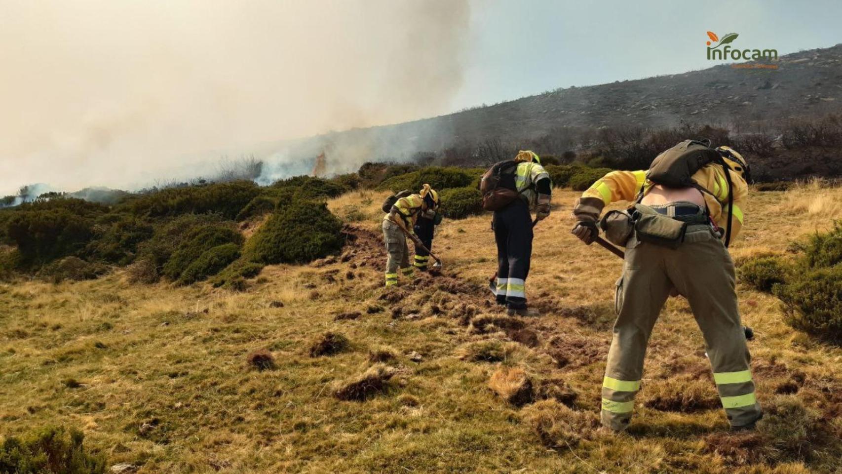 Bomberos en el incendio de Pico del Lobo (Guadalajara).