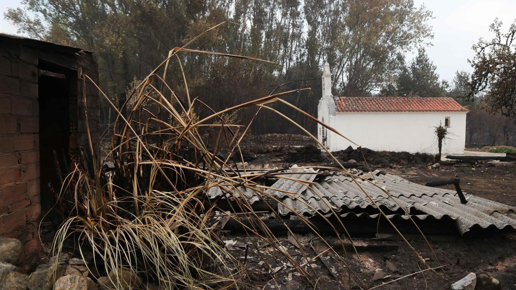 Zonas calcinadas por el incendio de Pontón durante la realización de labores de extinción del incendio de Pantón, a 22 de septiembre de 2025, en Pantón, Lugo (España).