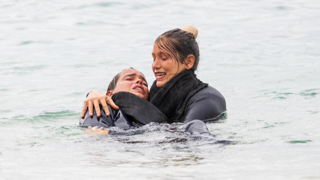 Miri y Gloria Camila se abrazan tras la 'Noria Infernal' en 'Supervivientes: All Stars'.