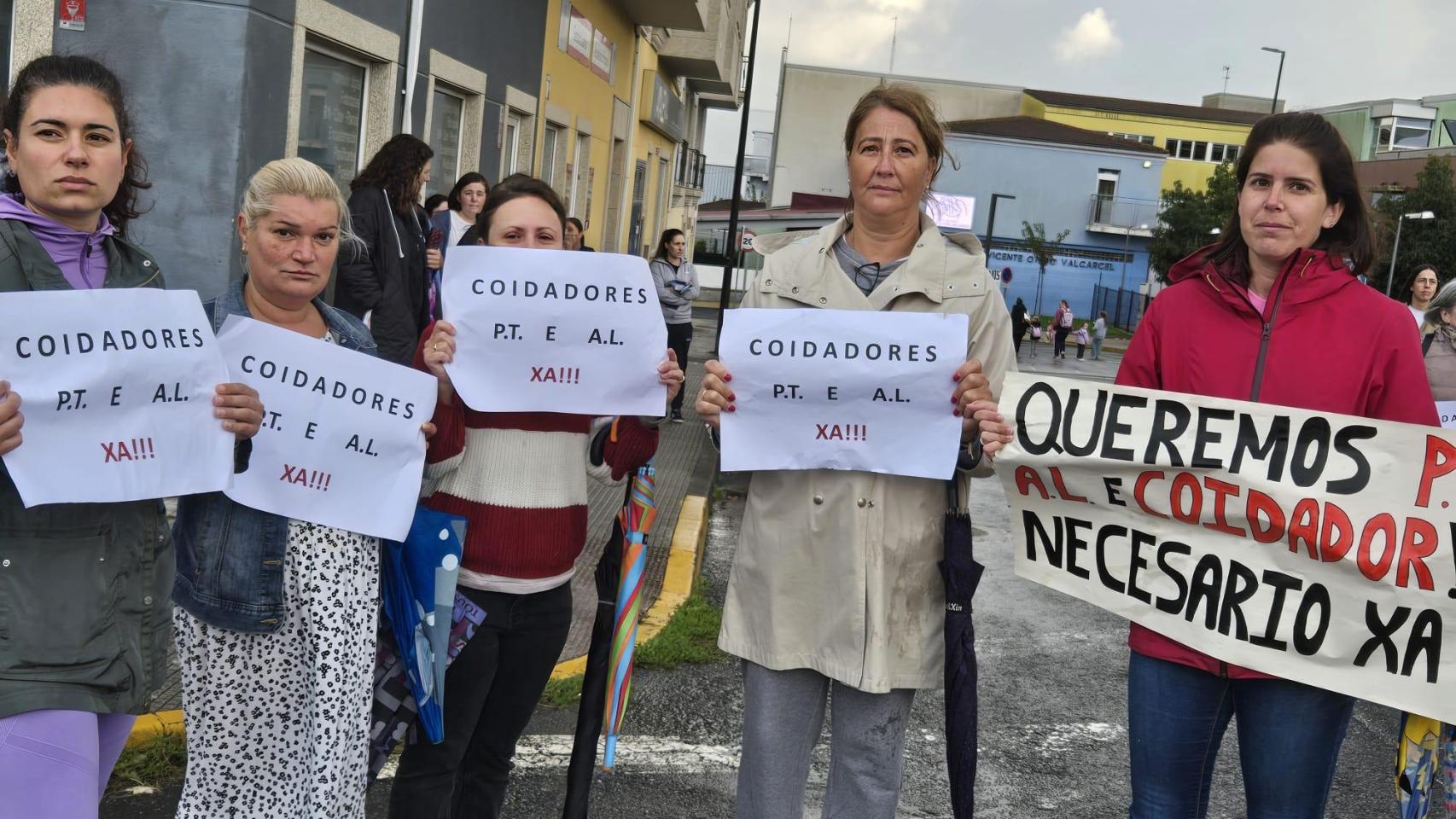 Padres y miembros del ANPA Ana Lastra López se concentran frente al CEIP Vicente Otero Valcárcel en Carral (A Coruña)