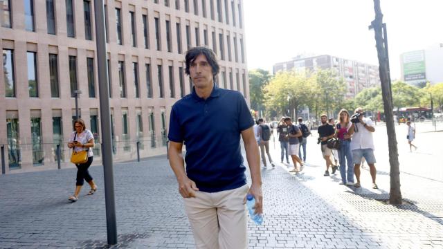 El hijo del exvicepresidente del Comité Técnico de Árbitros (CTA) José María Enríquez Negreira, Javier Enríquez, a su salida de la Ciudad de la Justicia de Barcelona