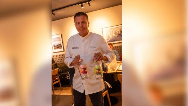 Oriol Castro, de Disfrutar, con 'Terroir del deshielo', su nuevo destilado sin alcohol.