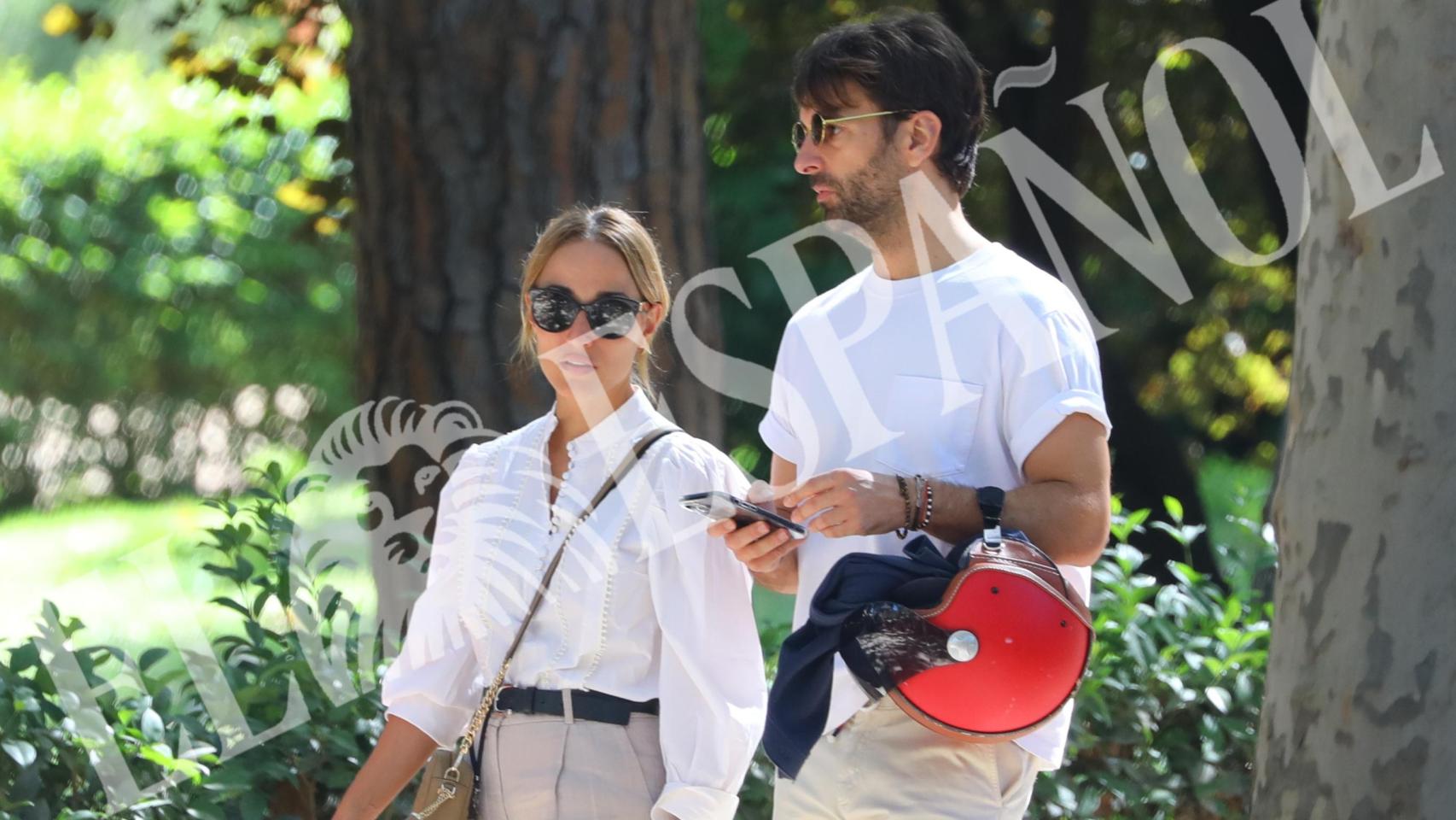 El presentador Ricardo Reyes y su novia durante un paseo por El Retiro.