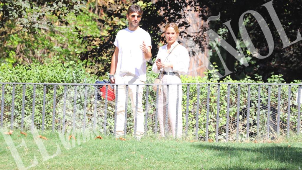 Ricardo Reyes y su pareja compartiendo confidencias en El Retiro.