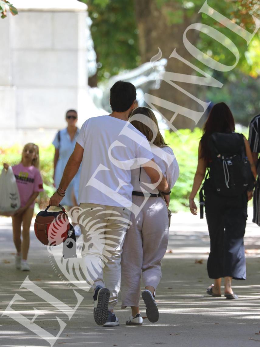 Ricardo Reyes y su pareja, abrazos y cariñosos en su cita en El Retiro.