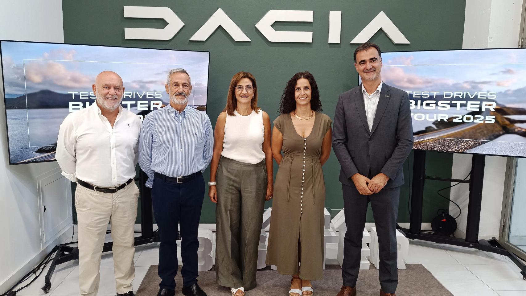 El equipo directivo de Tahermo junto al director de Dacia España, a la derecha