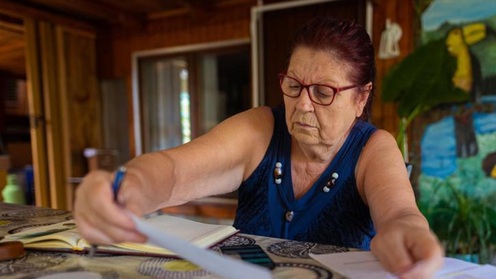 Señora poniendo al día sus cuentas bancarias.