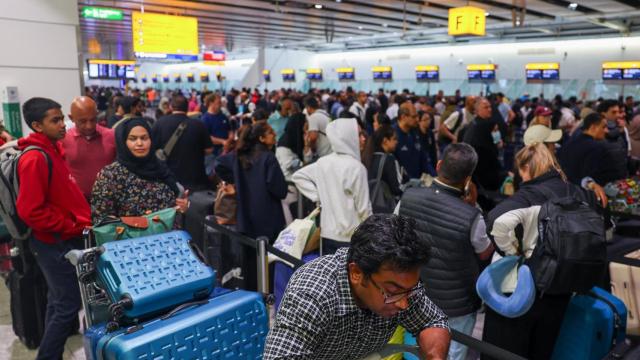 Una gran cola de pasajeros en el aeropuerto de Heathrow de Londres.