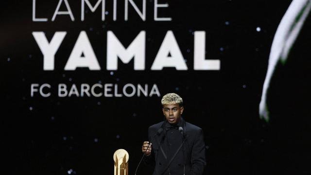 Lamine Yamal recoge el Trofeo Kopa.