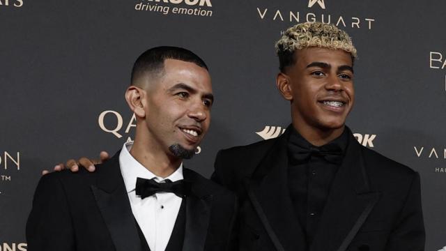 Lamine Yamal, junto a su padre y parte de su familia en la gala del Balón de Oro 2025