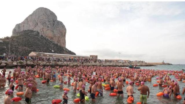 Los nadadores al inicio de la travesía.