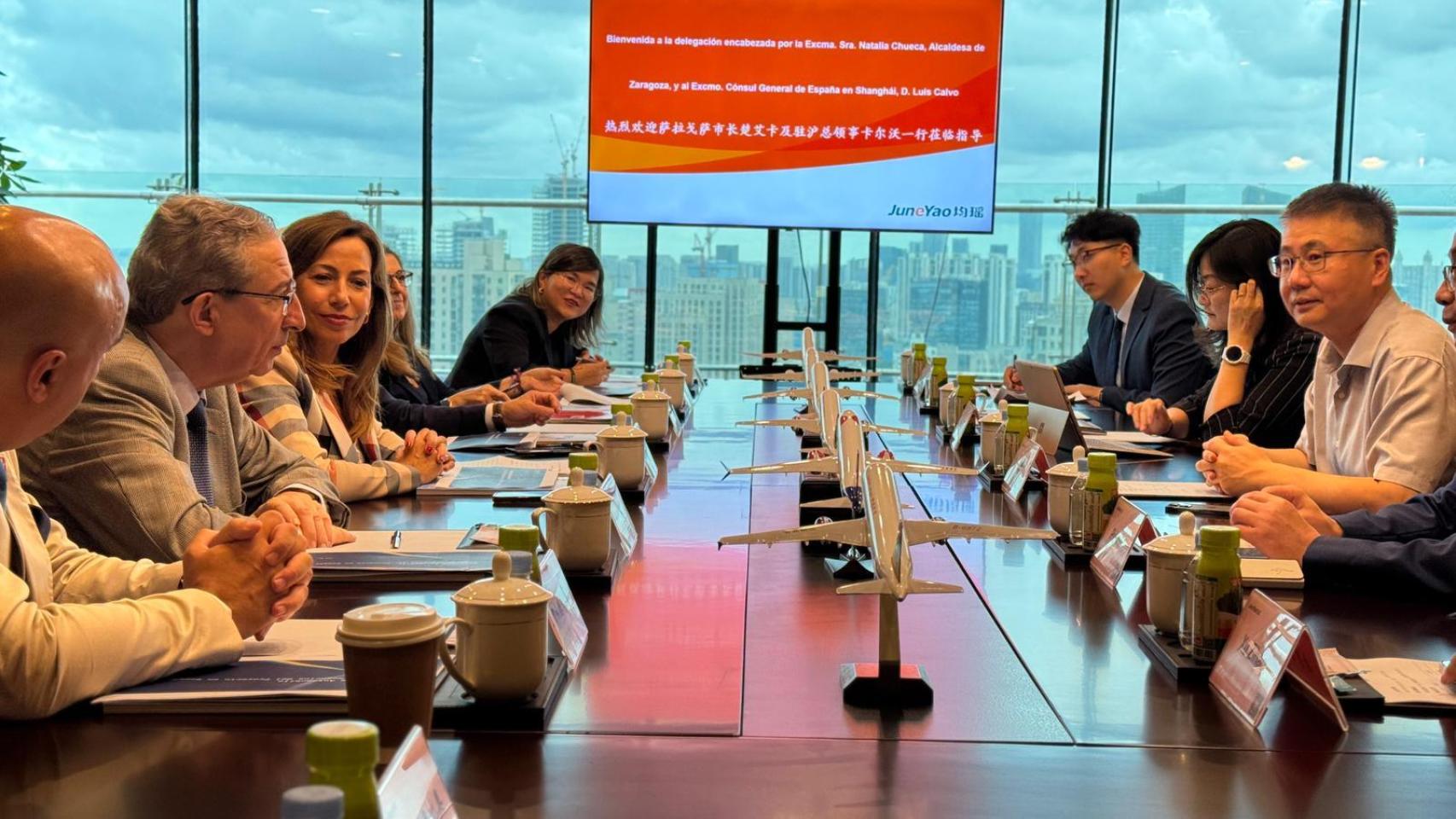 Imágenes de la reunión en la que Natalia Chueca ha firmado acuerdo con grupo Juneyao.