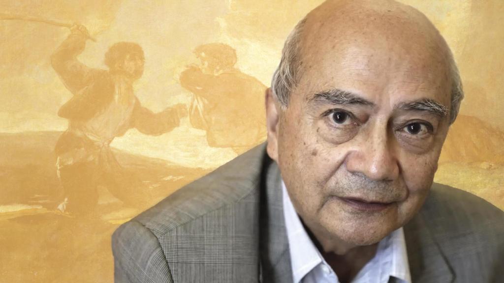 El hispanista Henry Kamen. Foto: archivo EFE. Al fondo, el 'Duelo a garrotazos' de Francisco de Goya.
