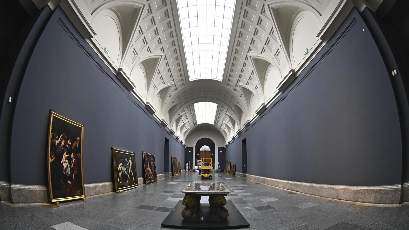 Vista de la Galería Central en el proceso de pintado. Foto: EFE