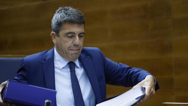 Carlos Mazón, con sus folios de discurso en el Debate de Política General. EFE / Biel Aliño
