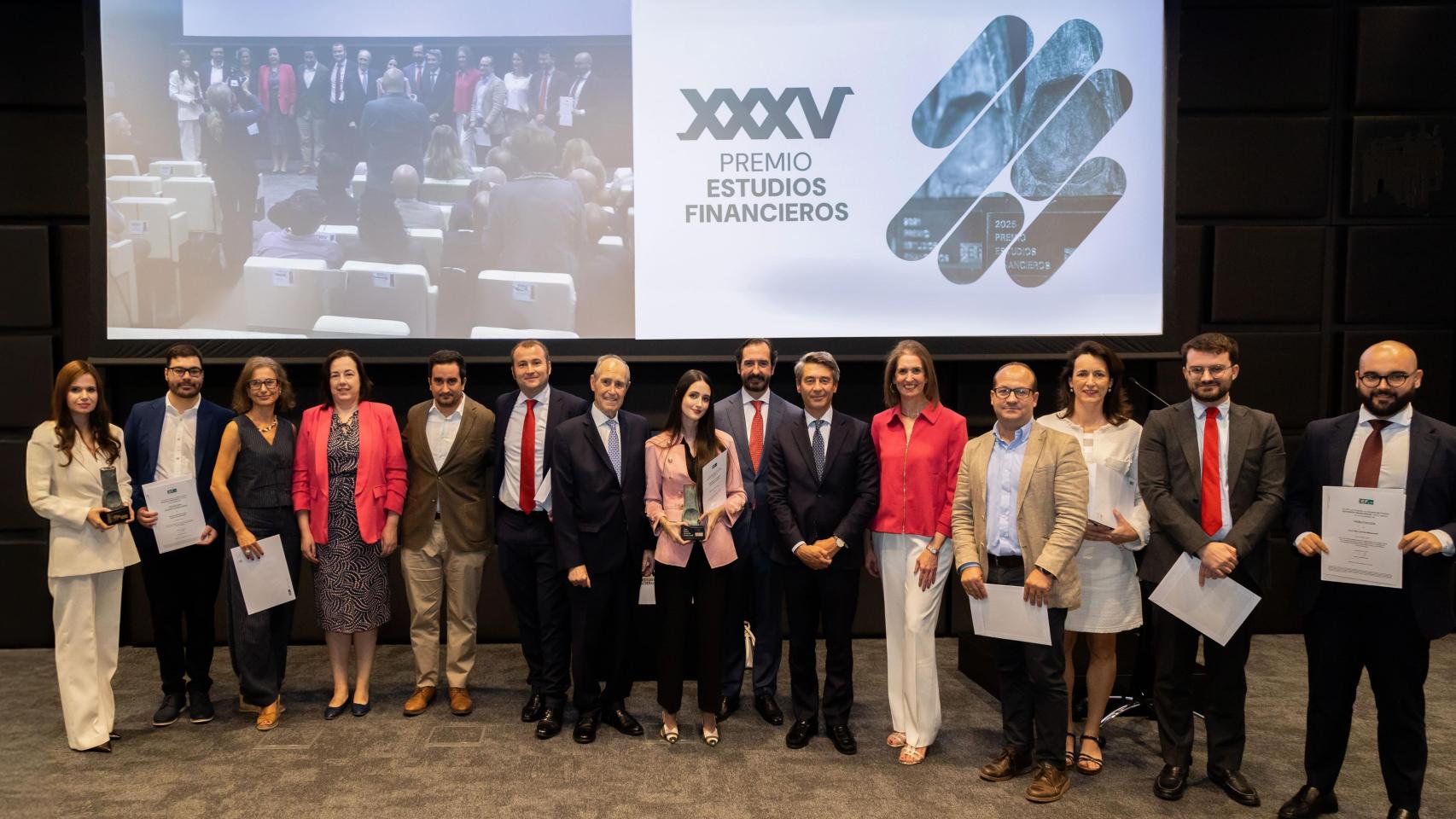 Aurora Ribes (tercera a la derecha), entre los premiados.