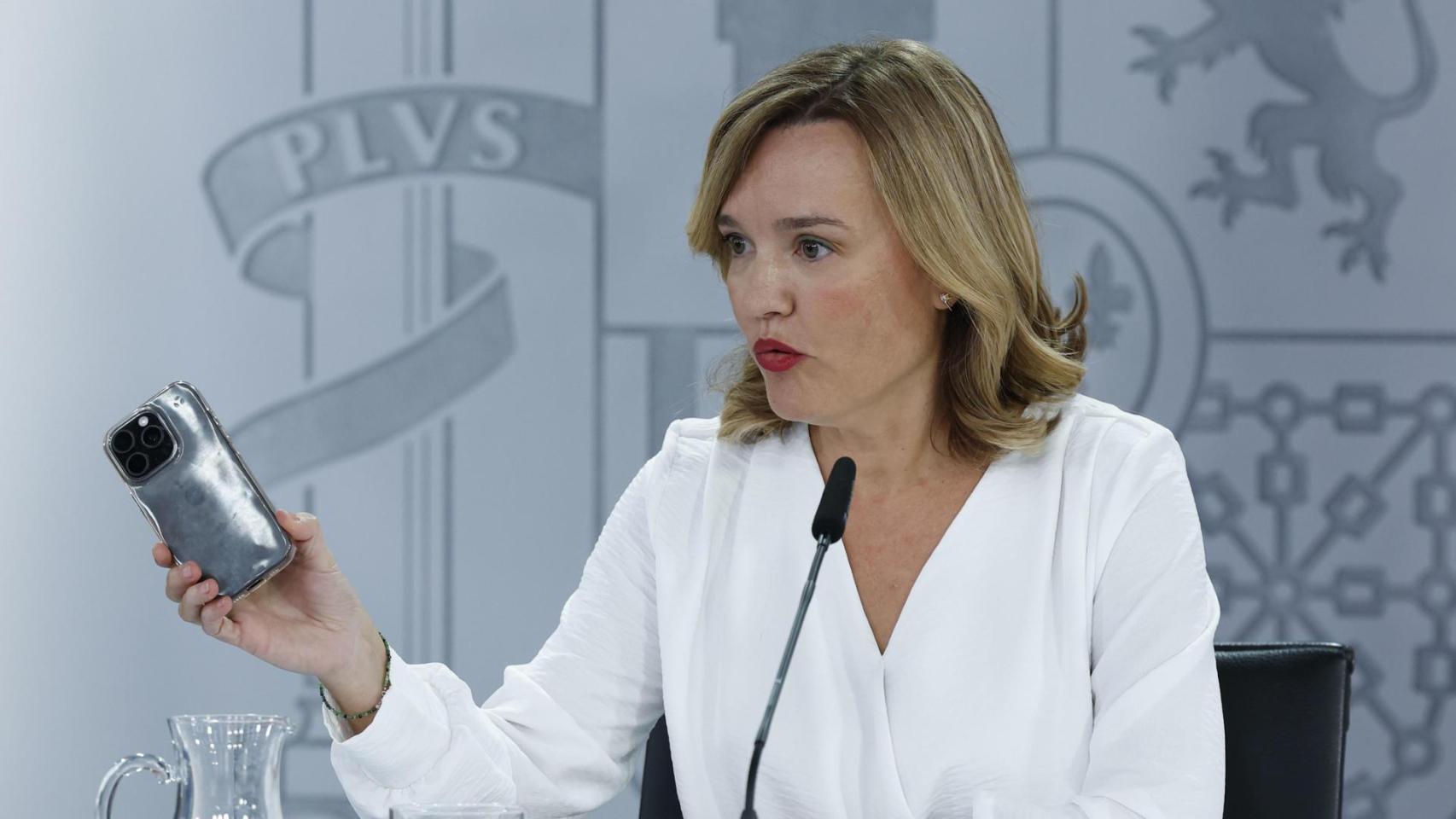 La portavoz del Gobierno y ministra de Educación, Pilar Alegría, en la sala de prensa de Moncloa.