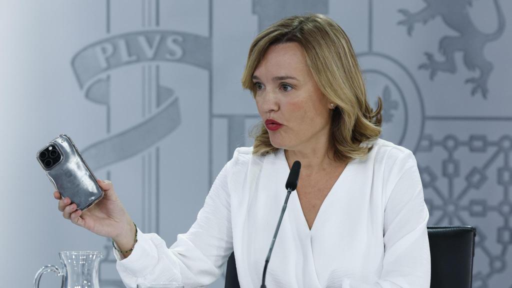 La portavoz del Gobierno y ministra de Educación, Pilar Alegría, en la sala de prensa de Moncloa.