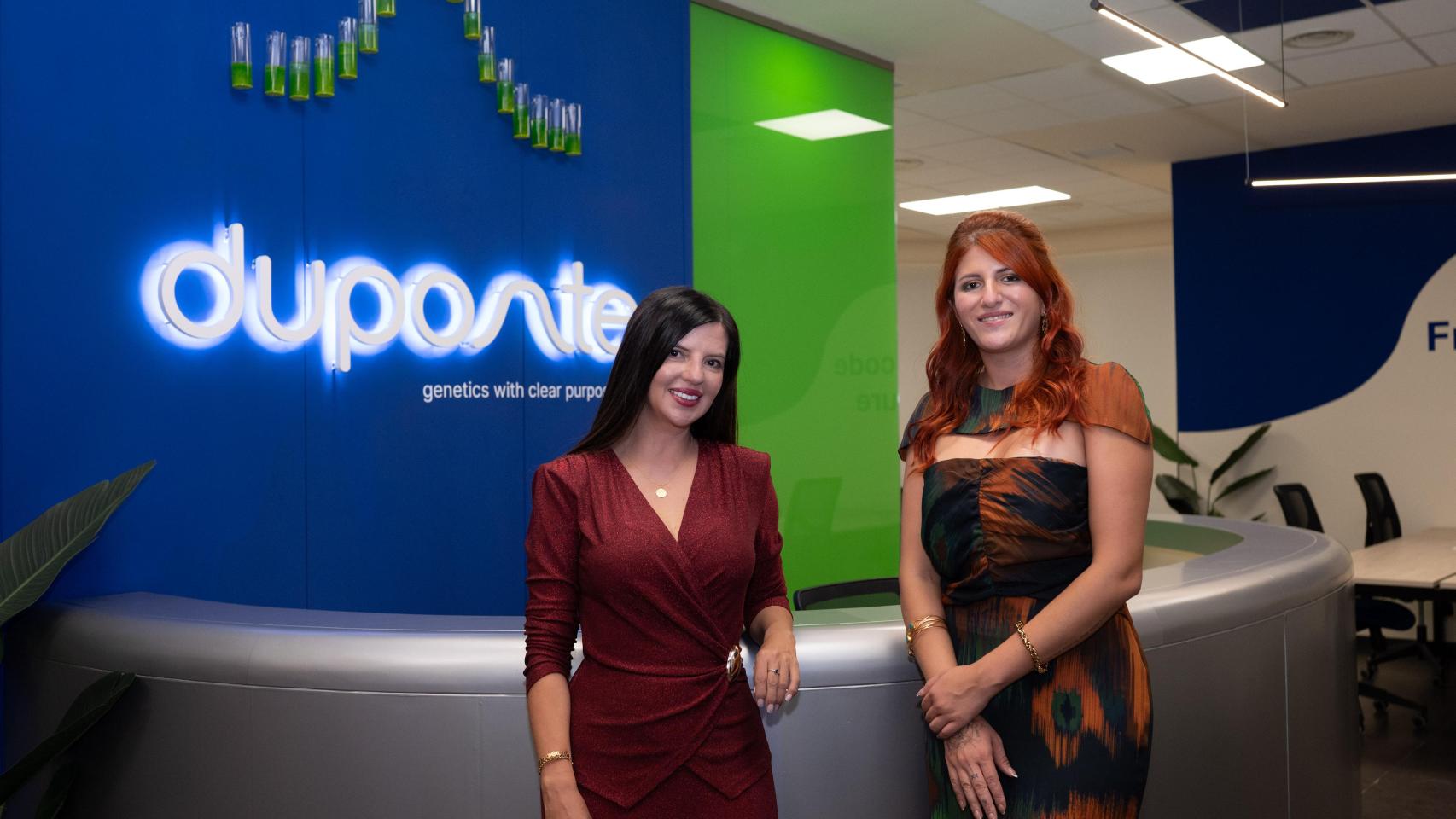 Las dos responsables de Duponte, en la inauguración de las oficinas de Sevilla.