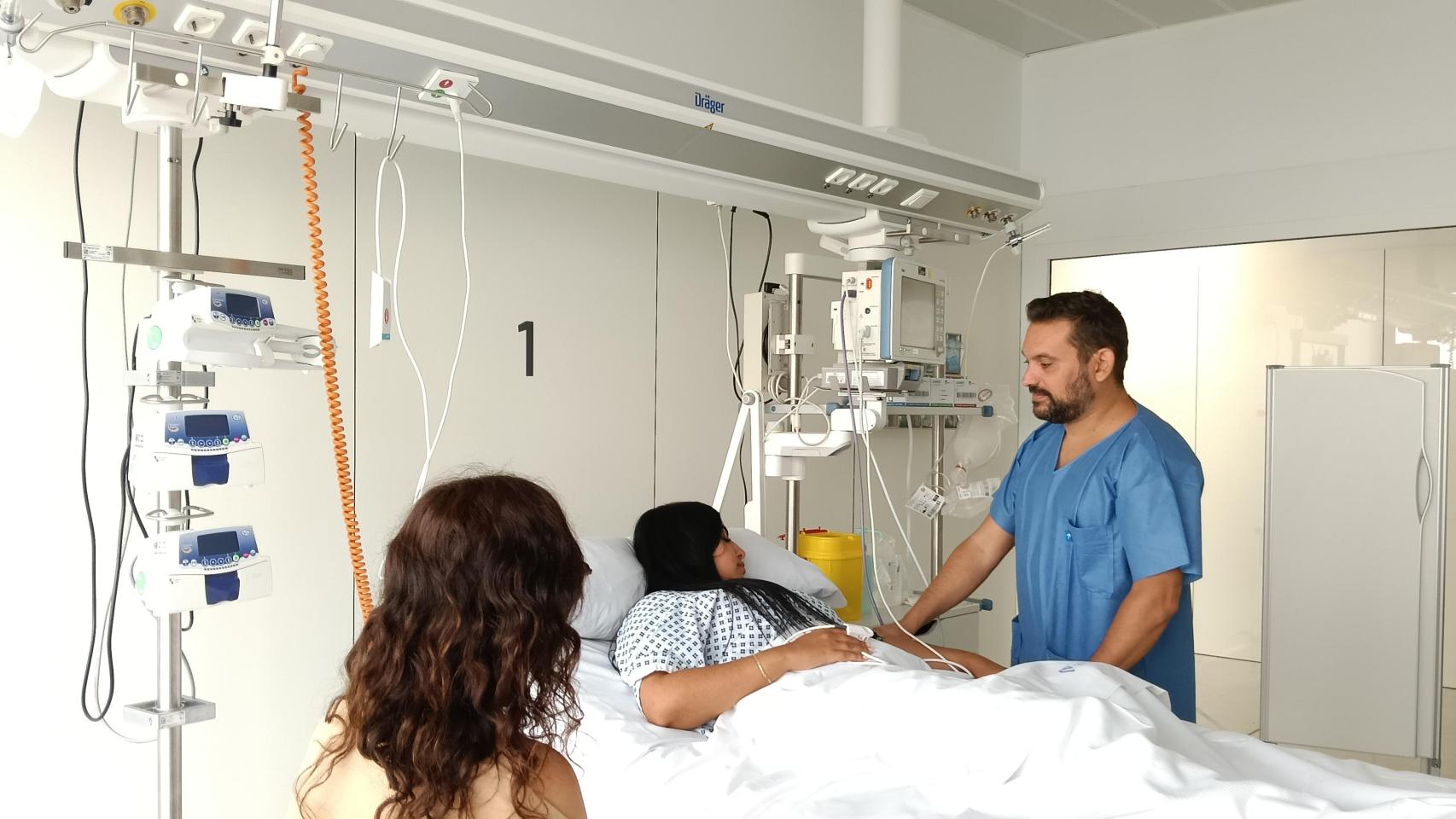 Un box de la UCI del Hospital Vithas Xanit Internacional.