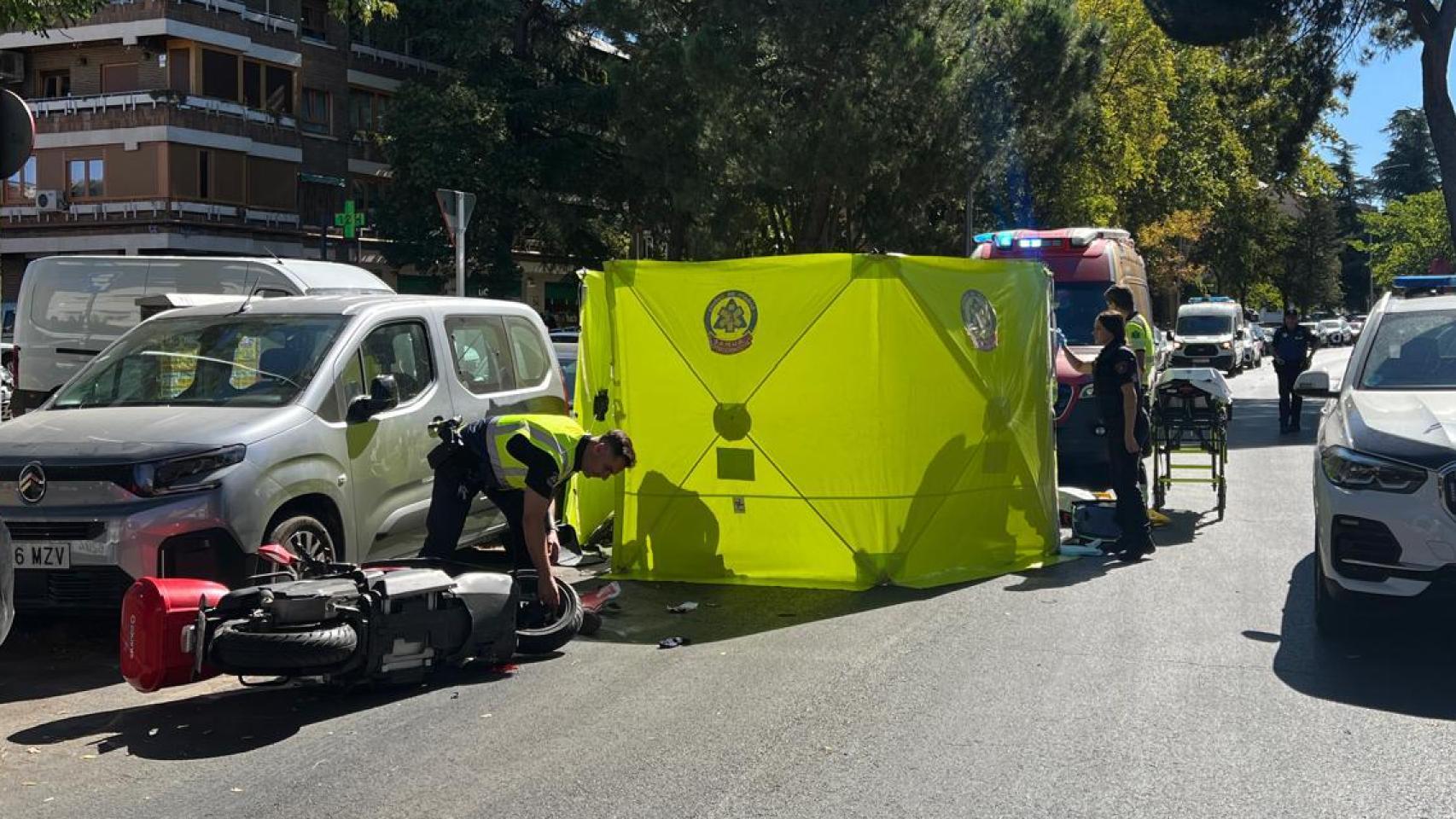El samur y la Policía Municipal en el lugar del accidente.