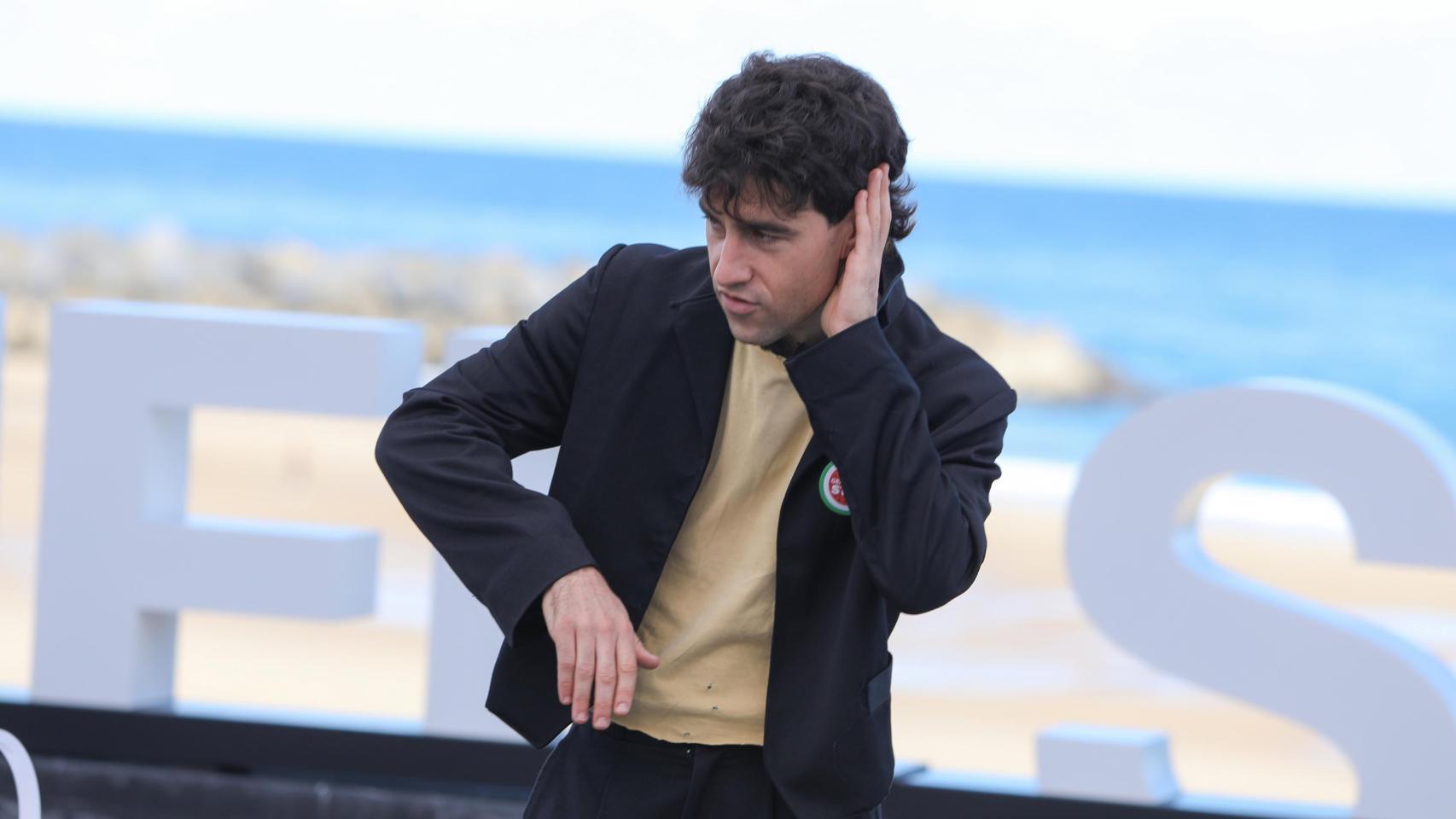 Álex Monner durante la presentación de 'La Ruta. Vol. 2: Ibiza' en la 73 edición del Festival de San Sebastián.