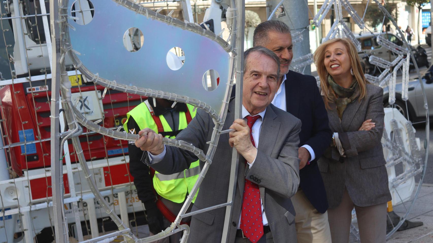 Abel Caballero, sujetando uno de los elementos que formaran el gran regalo de Navidad situado entre Gran Vía y Urzáiz