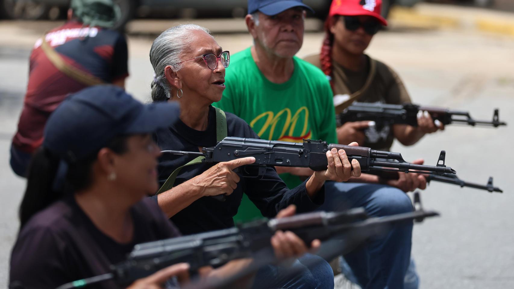 Civiles reciben instrucciones militares por parte de la Fuerza Armada Nacional Bolivariana (FANB) de Venezuela