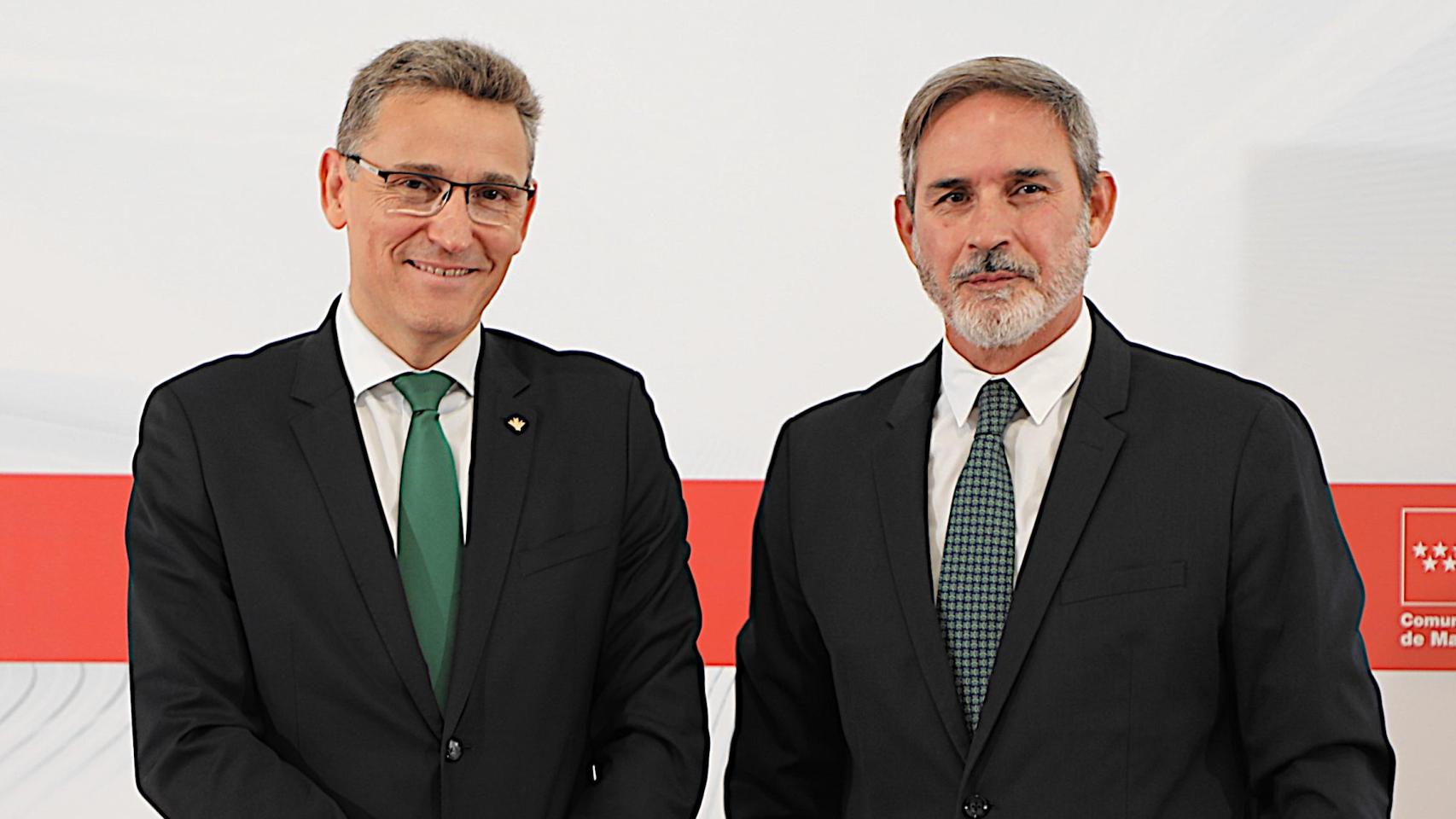 Víctor Manuel Martín López (i), director general de Eurocaja Rural, y José María García Gómez (d), viceconsejero de Vivienda de la Comunidad de Madrid.
