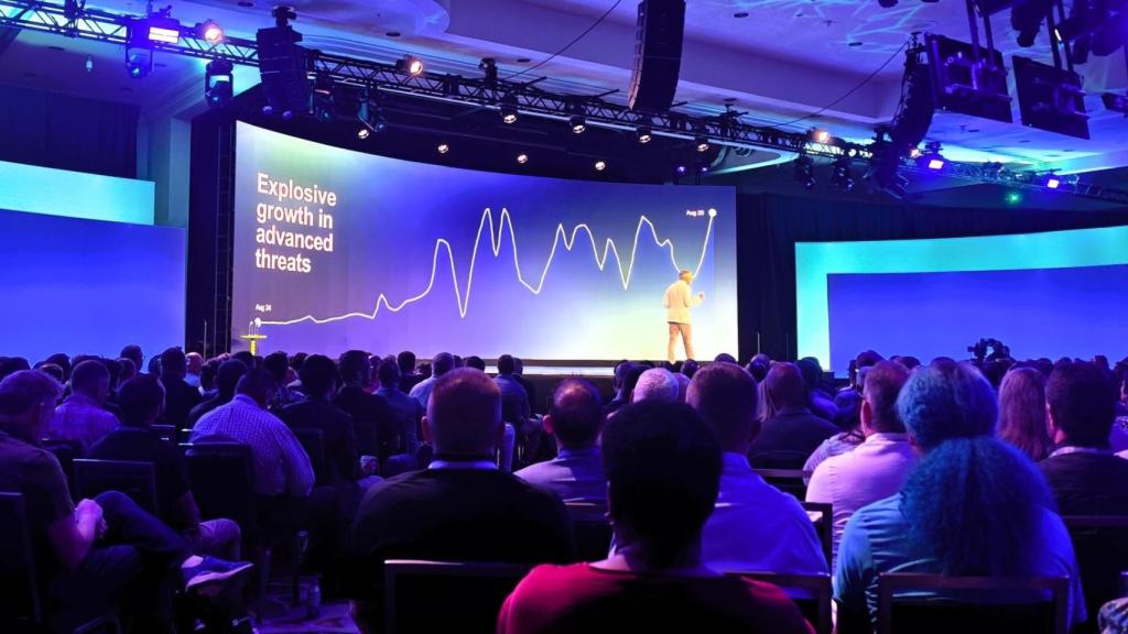 El CEO de Proofpoint, Sumit Dawan, en el escenario de Proorpoint Protect 2025 en Nashville (Tennessee, EEUU).