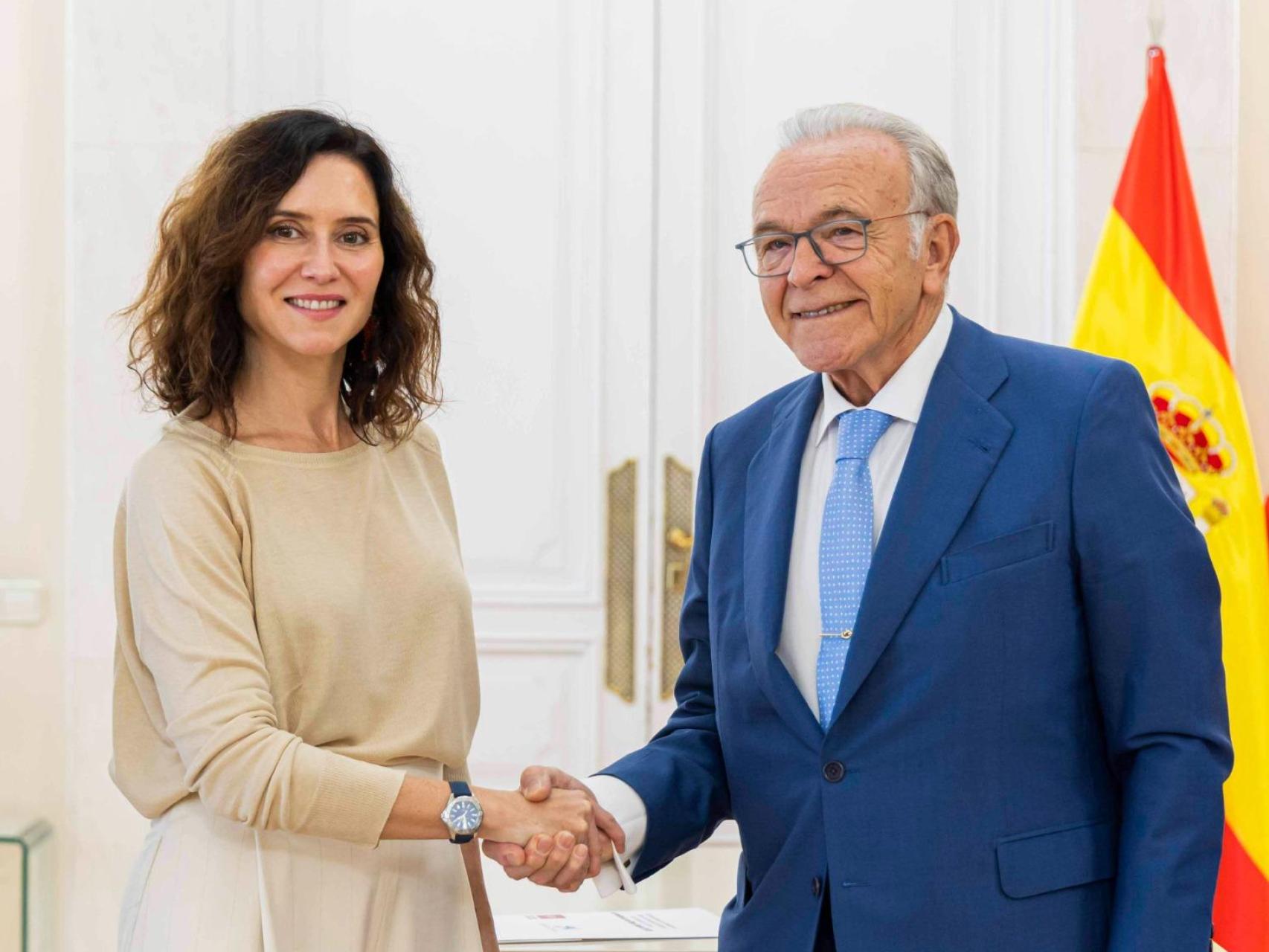La presidenta de la Comunidad de Madrid, Isabel Díaz Ayuso, y el presidente de la Fundación la Caixa, Isidro Fainé.