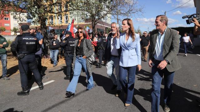 Visita de la portavoz de VOX en la Asamblea de Madrid, Isabel Pérez Moñino, al centro de PRODEME atacado con un cóctel Molotov el pasado sábado y que albergará un centro para menores no acompañados de la Xunta, en Monforte de Lemos (Lugo).