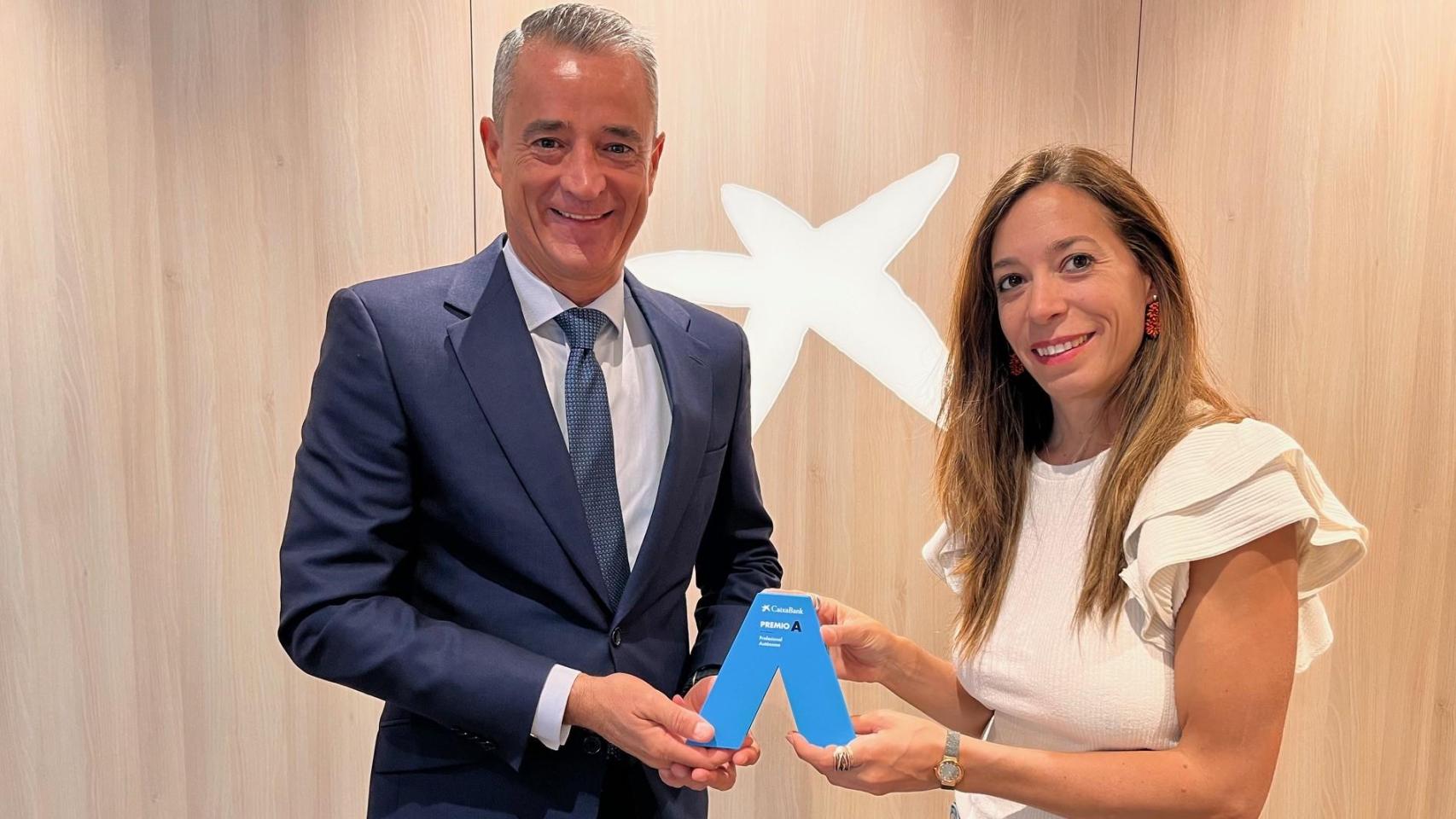 La socia fundadora de Cotiledón, Cristina Izarra, recibe el Premio A Profesional Autónoma de manos de Juan Luis Vidal, director territorial de CaixaBank en Castilla-La Mancha y Extremadura.