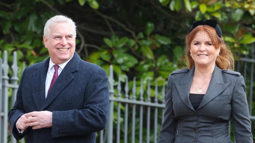 El príncipe Andrés y Sarah Ferguson en el funeral de Constantino de Grecia.