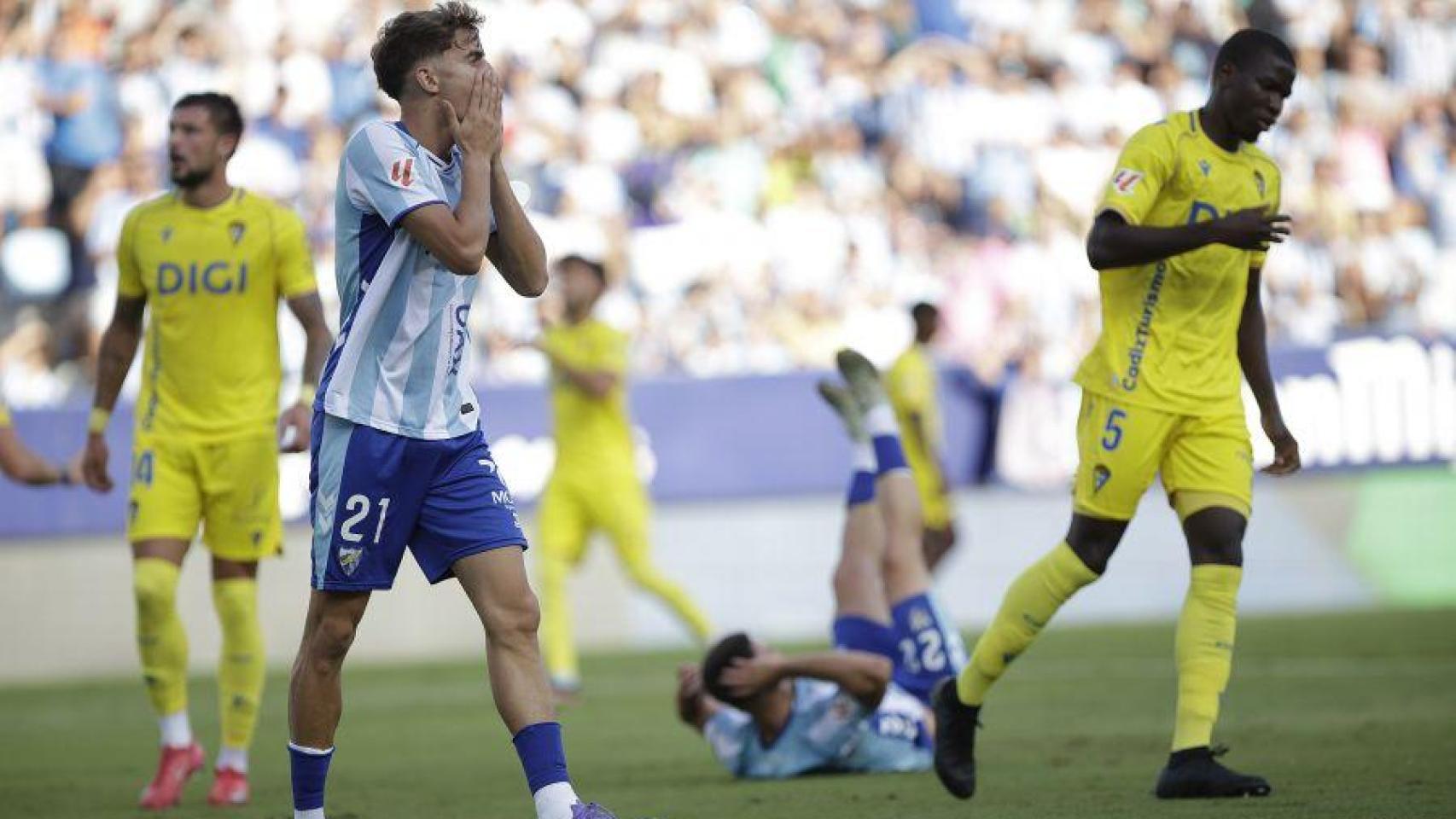 Adrián Niño se lamenta durante el Málaga CF vs. Cádiz de Segunda División.