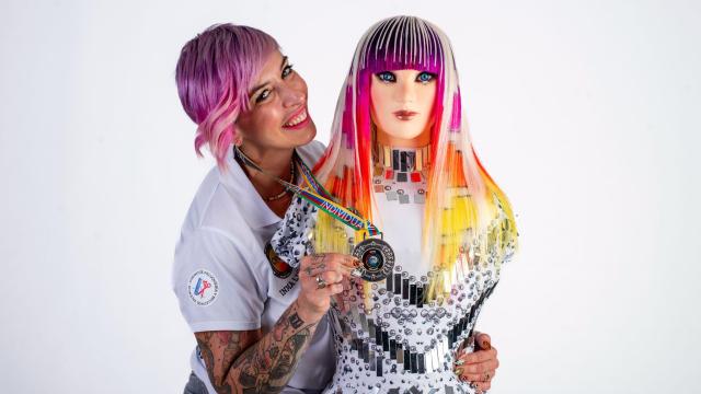 Inma Liñán, con su diseño ganador de la medalla de plata en la OMC Hair World París 2025.