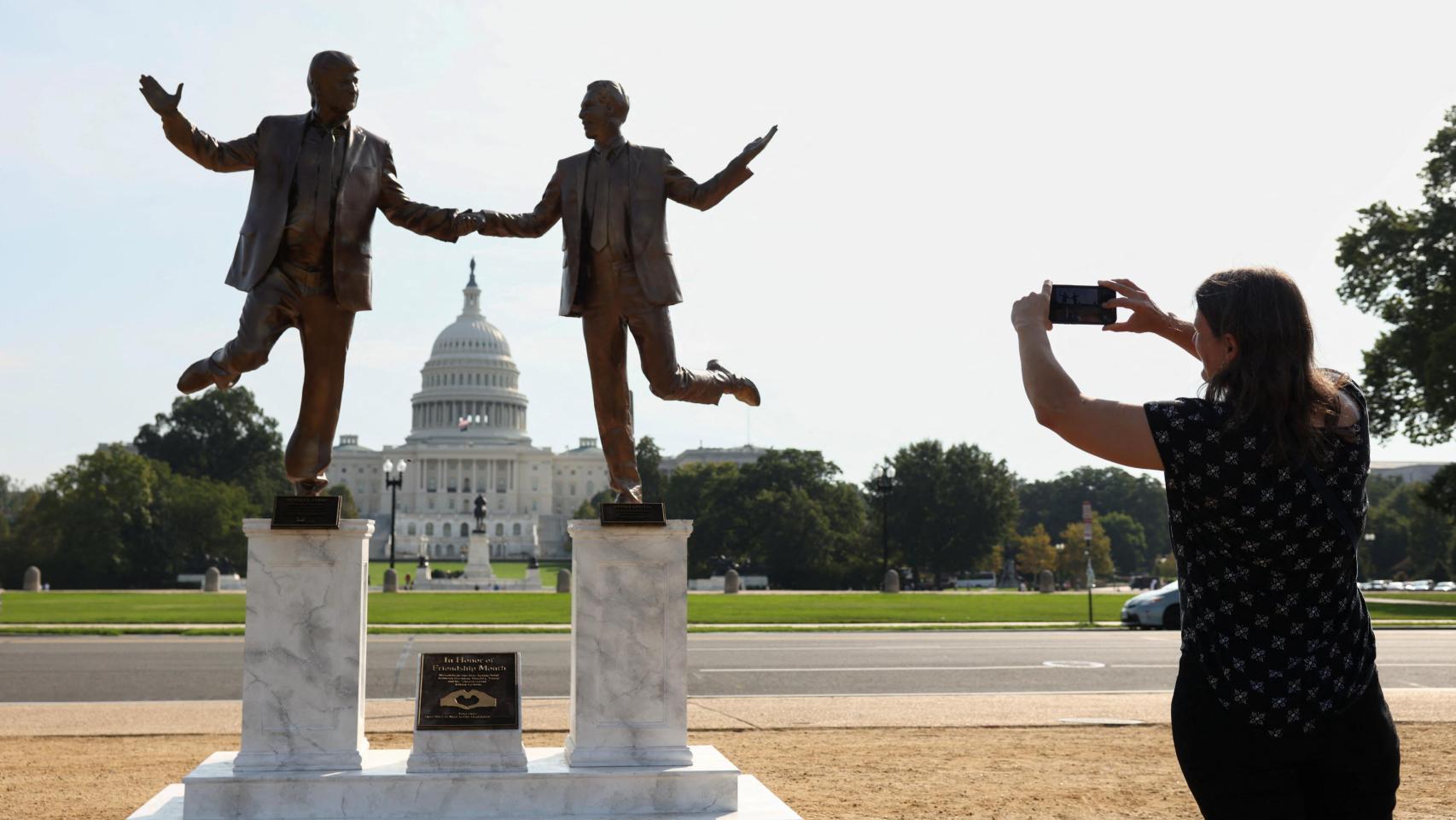 La estatua que celebra la amistad de Trump y Epstein.
