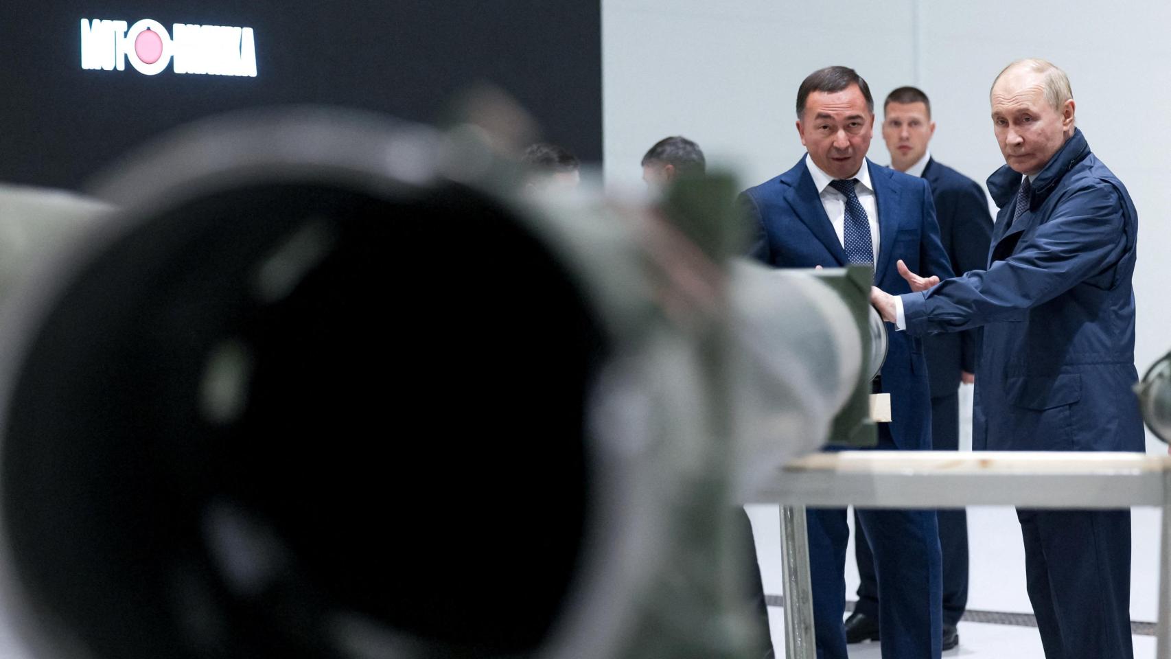 Vladímir Putin visita una fábrica de armamento en la ciudad rusa de Perm.