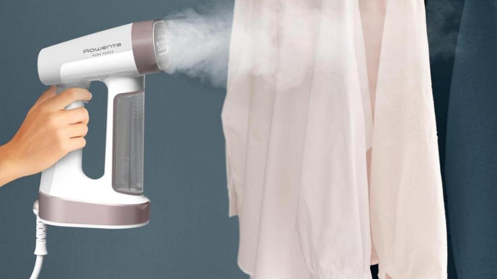 Adiós a la plancha tradicional: el dispositivo 2 en 1 que mejor cuida de tu ropa está tirado de precio en Amazon