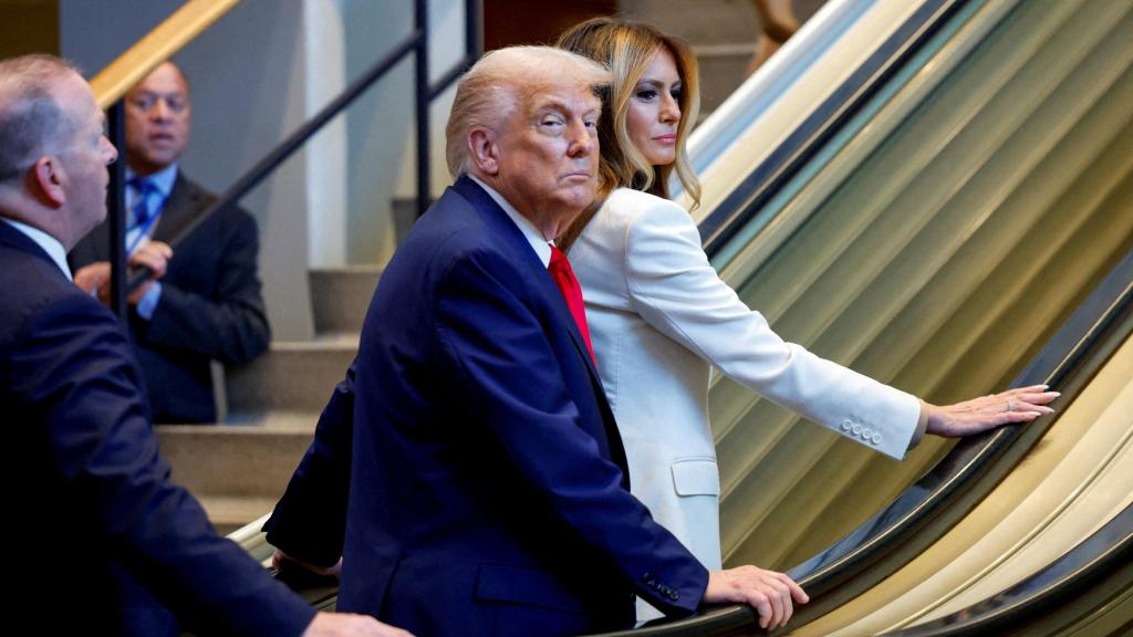El presidente de EEUU, Donald Trump, y su mujer Melania en el momento en el que se para la escalera mecánica.