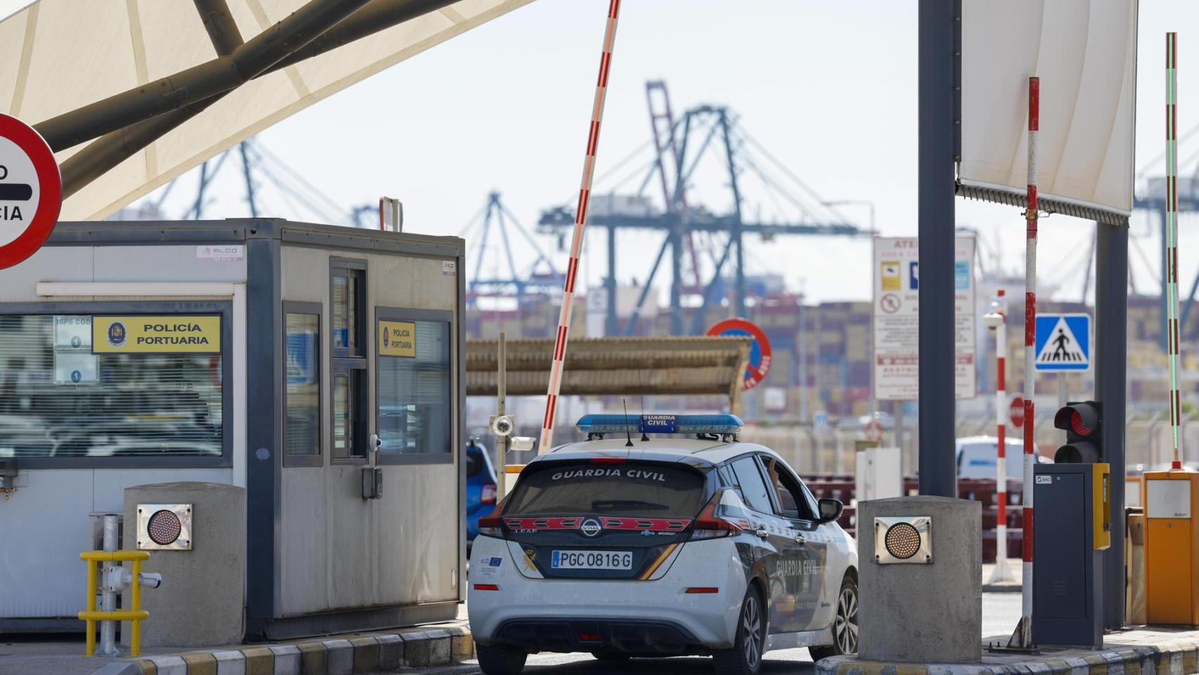 Guardia Civil en el Puerto de Valencia. EFE/Ana Escobar