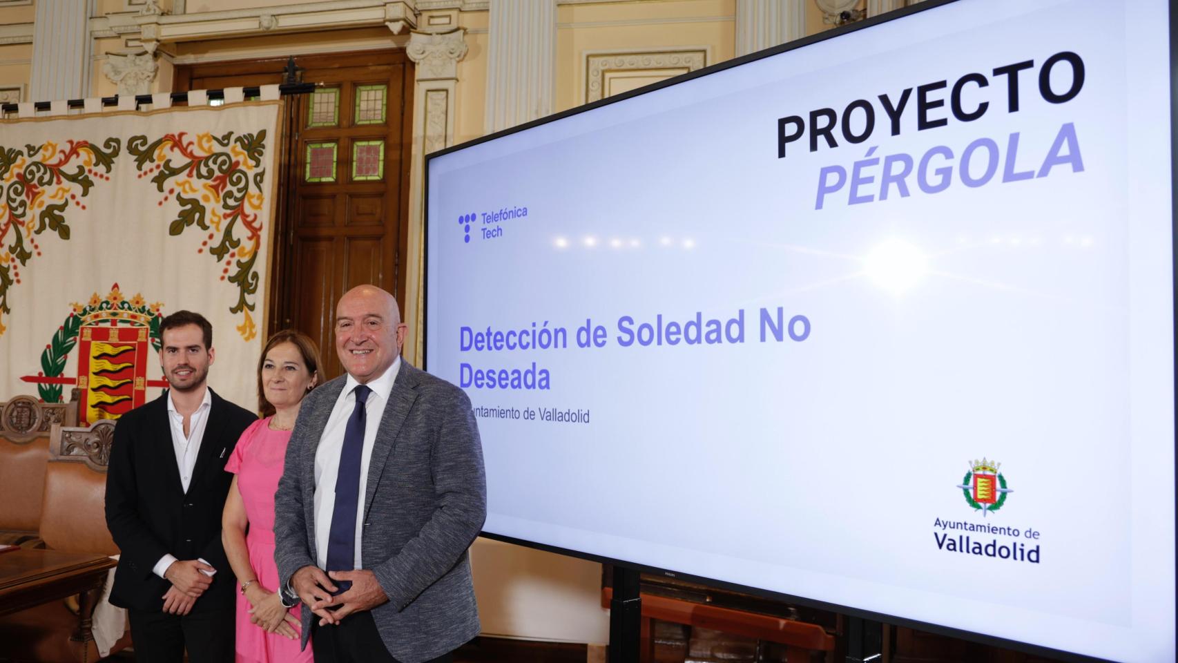 El concejal de Personas Mayores, Rodrigo Nieto; la directora territorial de Telefónica, Beatriz Herranz, y el alcalde de Valladolid, Jesús Julio Carnero, presentando el proyecto