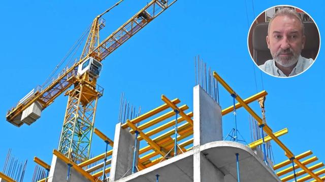 Fran Alapont y una grúa en una construcción.