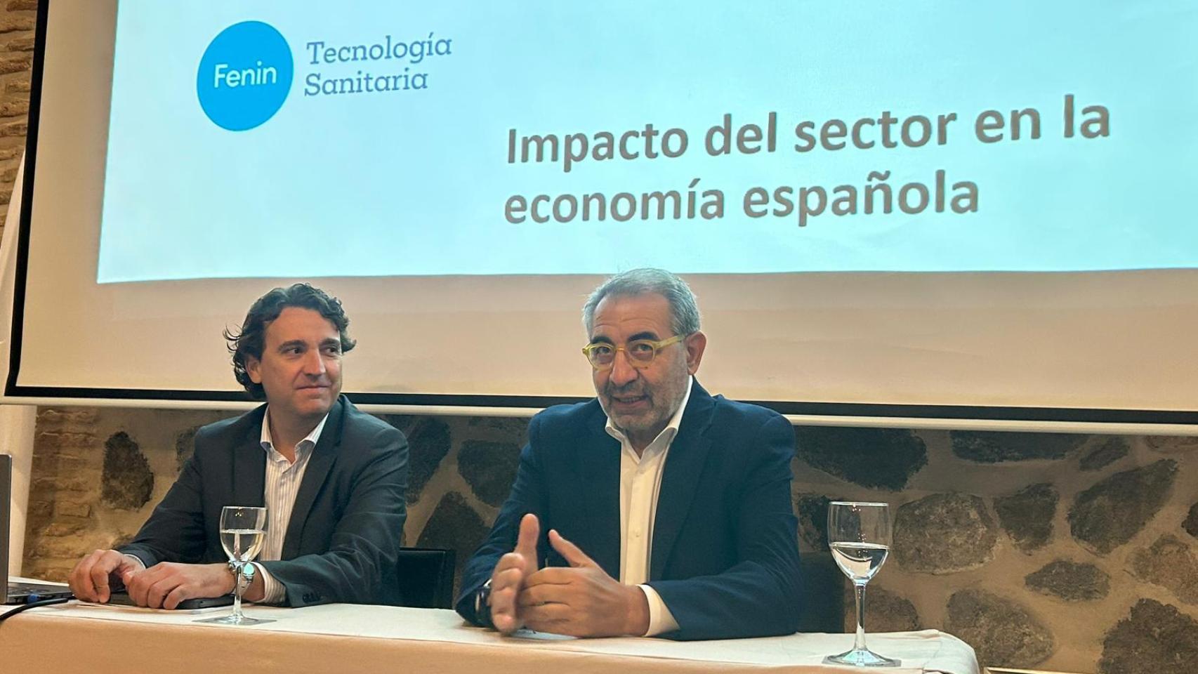 El consejero de Sanidad de Castilla-La Mancha, Jesús Fernández Sánz, junto a Pablo Crespo, secretario general de Fenin.