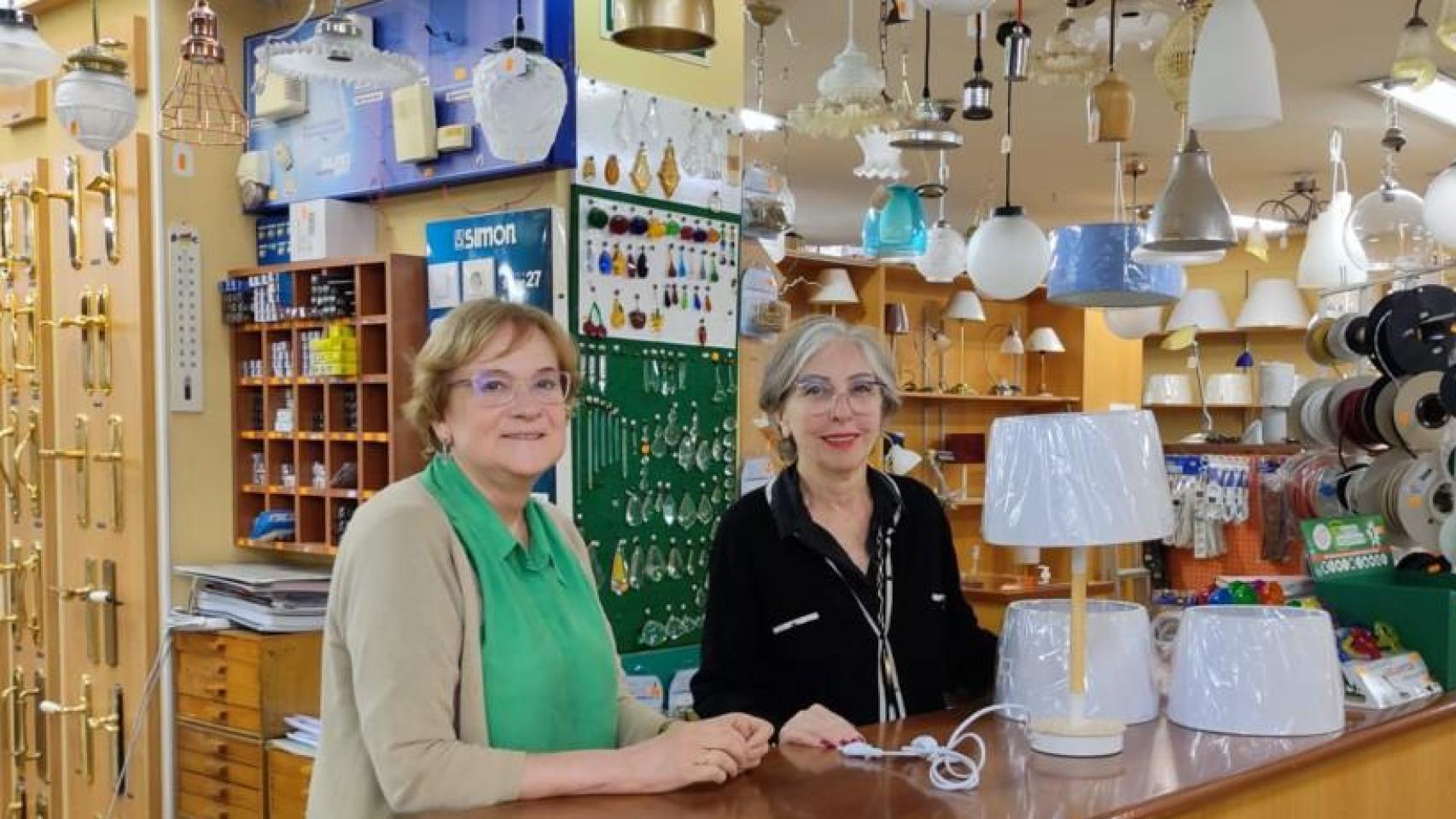 Josefa Martínez y su empleada Maricarmen, en el interior de Marlo, con tulipas al fondo.