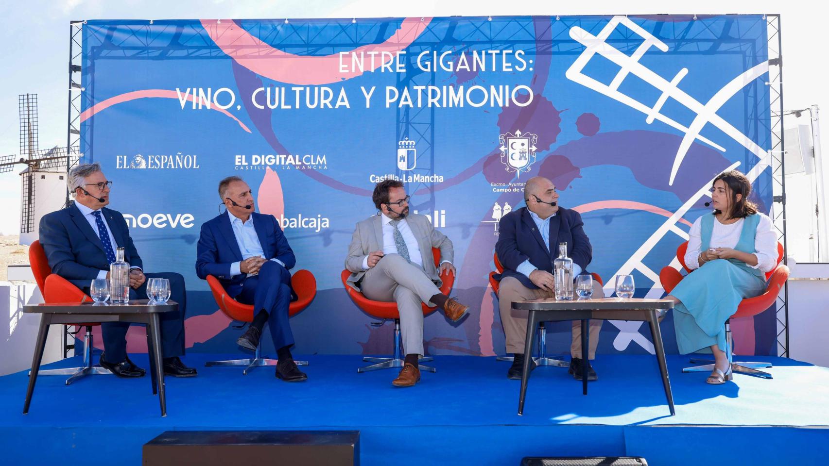 Mesa 'El papel estratégico de la industria, la tecnología y el vino en la transformación socioeconómica local'.