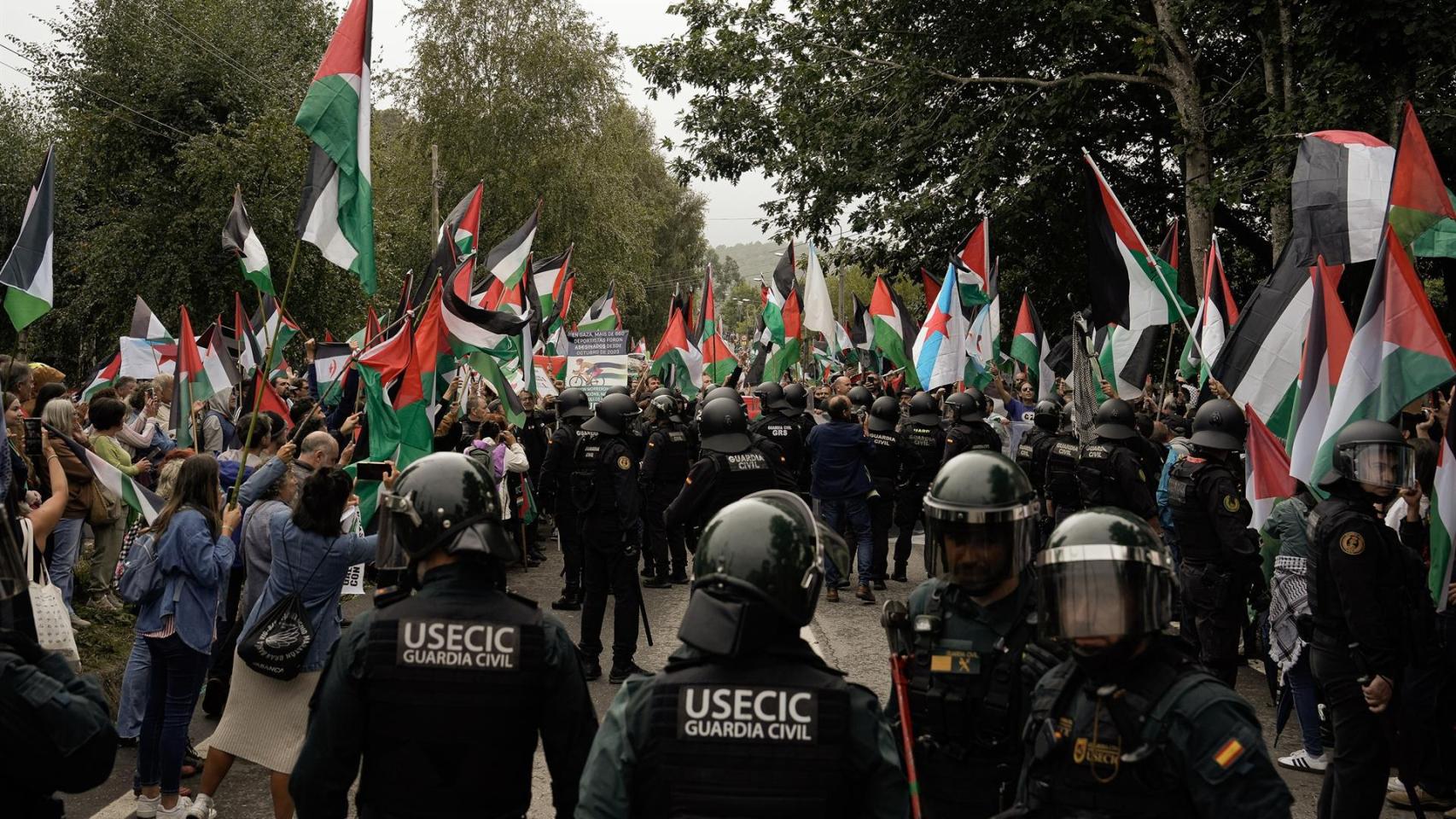 Decenas de persoas durante unha concentración contra a participación de Israel na Volta Ciclista de España, no Alto de San Cosme en Mos, a 9 de setembro de 2025, en Pontevedra, Galicia (España)