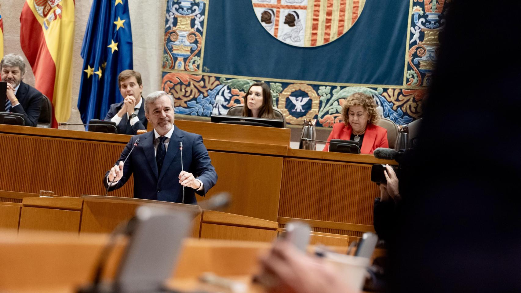 Azcón, mirando a la bancada del PSOE