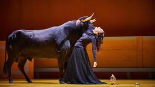 La directora y actriz Angélica Liddell en su espectáculo 'Liebestod'. Foto: Christophe Raynaud de Lage/Festival de Otoño